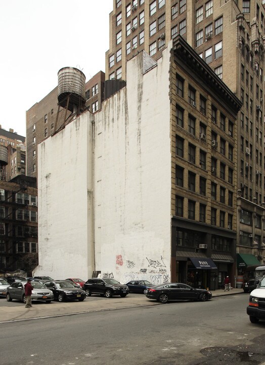 146-148 W 28th St in New York, NY - Building Photo