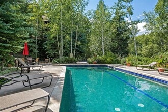 998 W Beaver Creek Blvd, Unit Lodge at Brookside #301 in Avon, CO - Foto de edificio - Building Photo