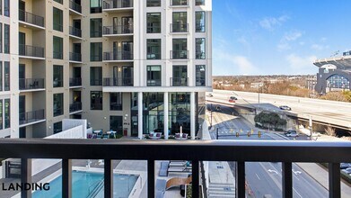 1007 S Mint St, Unit 835 in Charlotte, NC - Foto de edificio - Building Photo