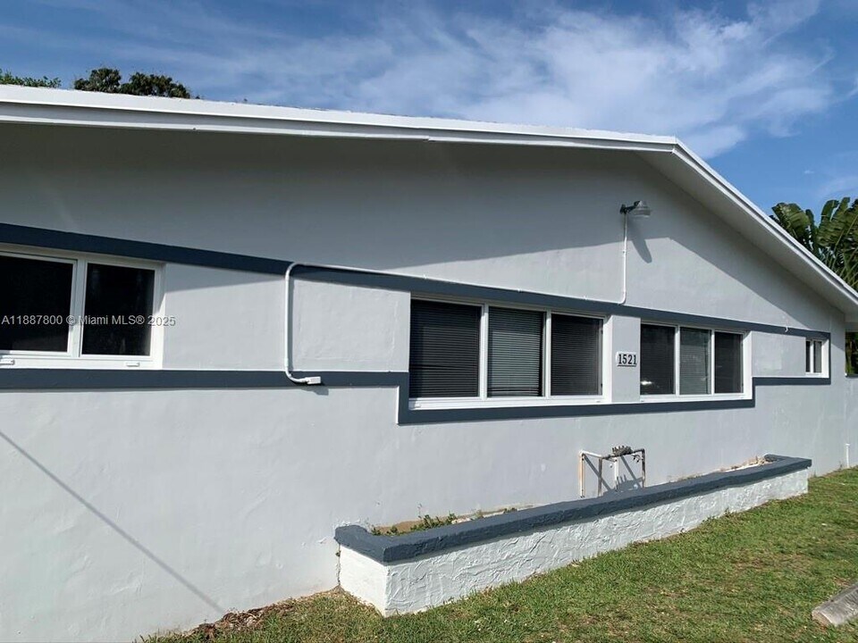 1521 NE 117th St in Miami, FL - Building Photo