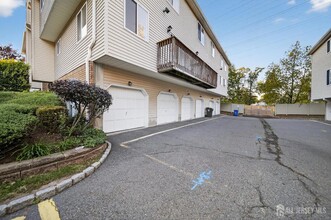1606 Madaline Dr, Unit E1 in Woodbridge Township, NJ - Building Photo - Building Photo