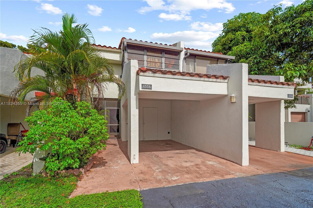 6556 Racquet Club Dr in Lauderhill, FL - Building Photo