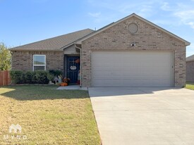 726 W Lola Dr in Mustang, OK - Building Photo