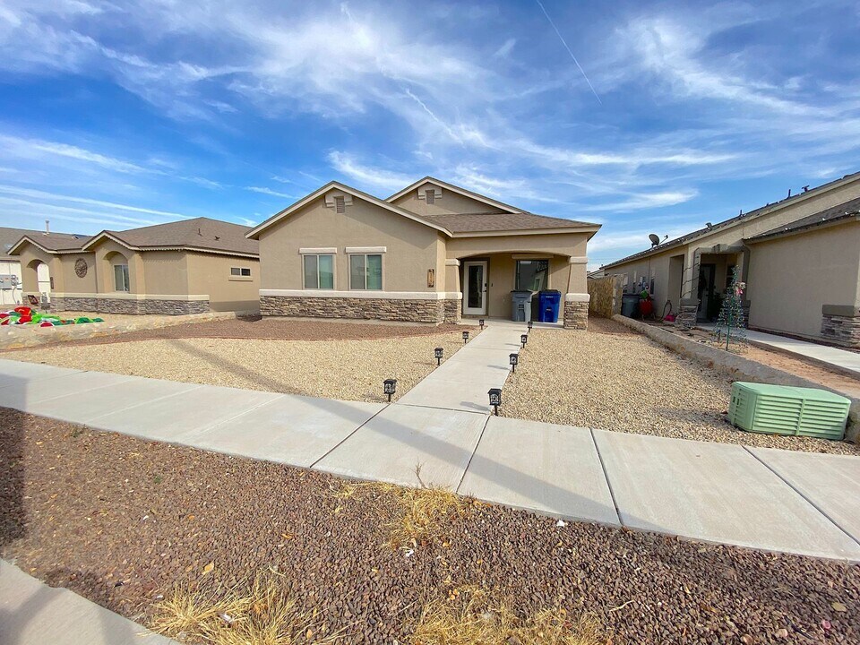 2044 Thomas Lackland St in El Paso, TX - Building Photo
