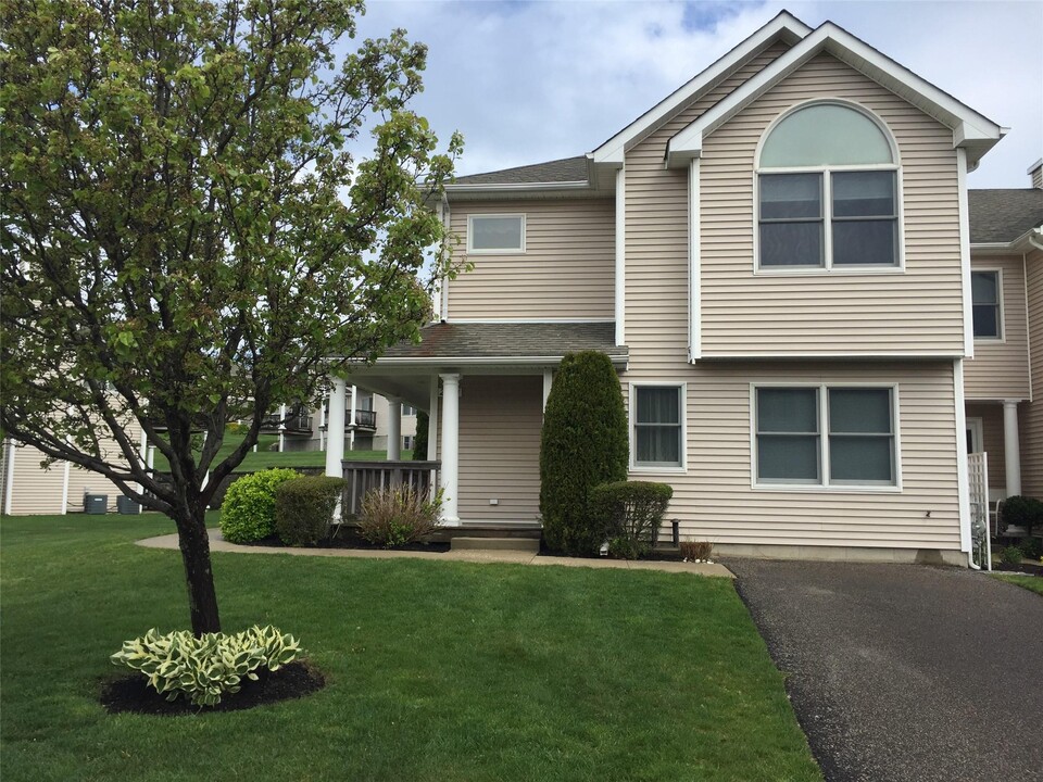 2402 Cedar Path in Riverhead, NY - Building Photo