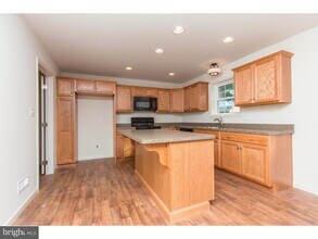 233 W Woodview Rd in West Grove, PA - Foto de edificio - Building Photo