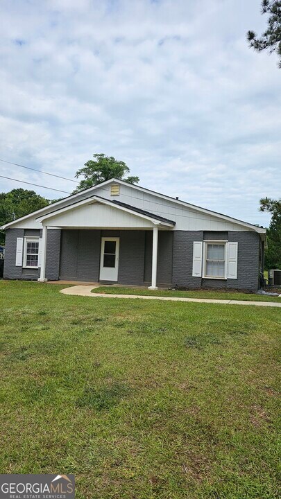 208 Lavender St in Fort Valley, GA - Building Photo