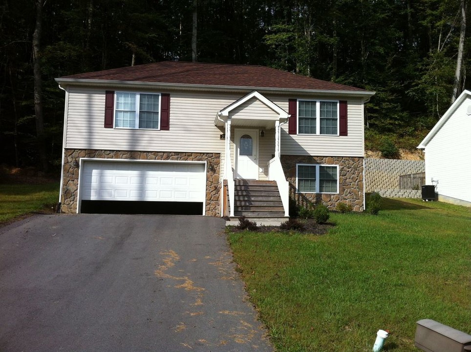 237 Sidney St in Beckley, WV - Building Photo