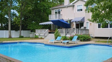 5 Mill Race Rd in Hampton Bays, NY - Building Photo - Building Photo