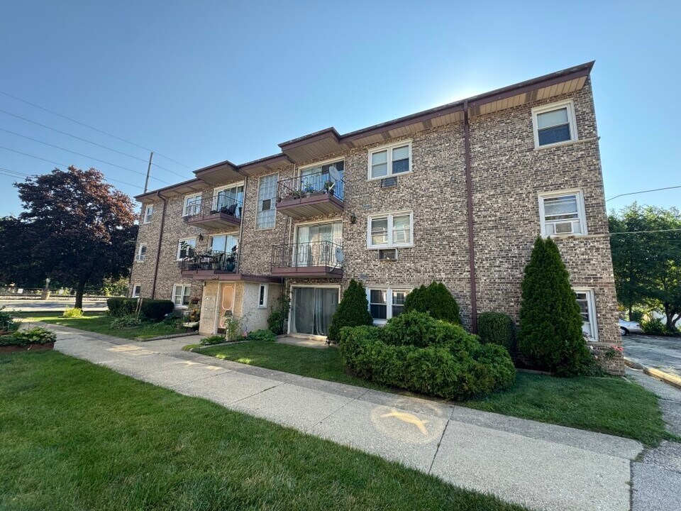 8545 W Arnold St in River Grove, IL - Building Photo