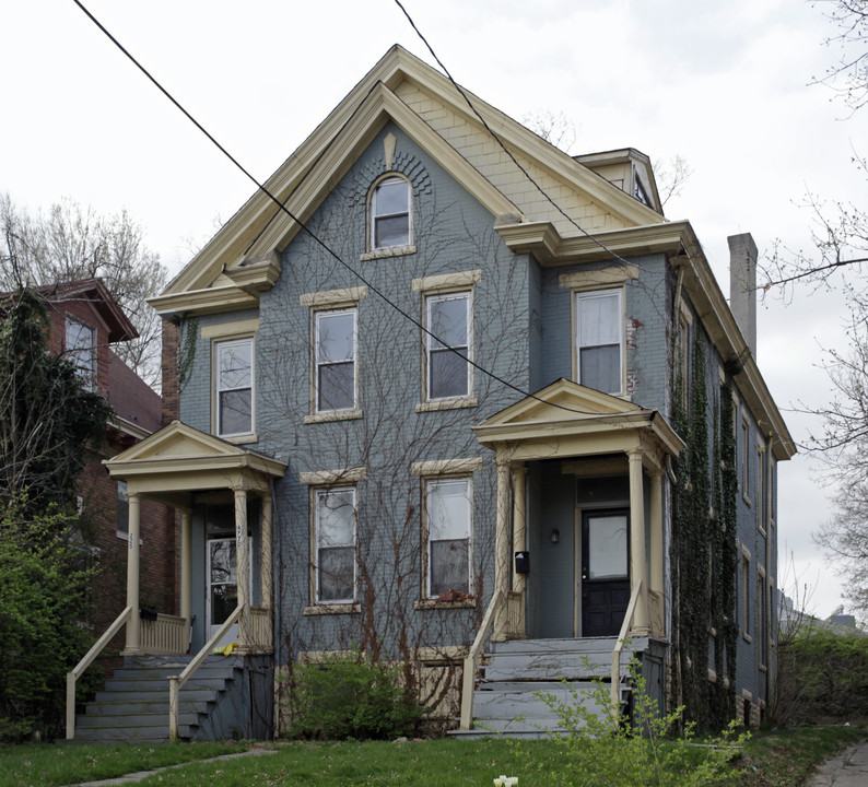 225 Hearne Ave in Cincinnati, OH - Building Photo