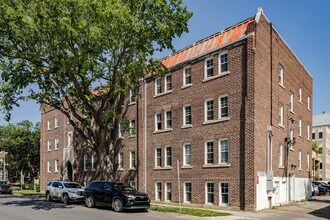 Linden Manor in Regina, SK - Building Photo - Building Photo
