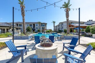 Experience the height of living at City Heights at College Station. in College Station, TX - Foto de edificio - Building Photo