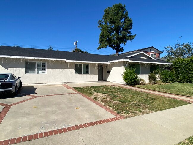 9767 Comanche Ave in Chatsworth, CA - Building Photo - Building Photo