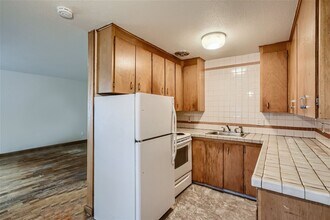 Holly Manor in Seattle, WA - Building Photo - Building Photo