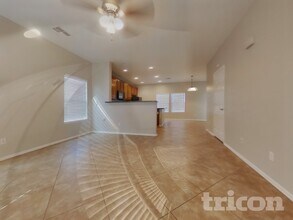 4912 N 109th Ave in Phoenix, AZ - Foto de edificio - Building Photo