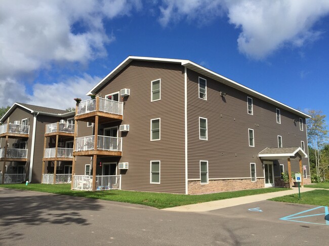2440 Southwoods Dr, Unit End unit in Marquette, MI - Building Photo - Building Photo