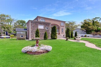 54 Shore Dr in Oakdale, NY - Building Photo - Building Photo