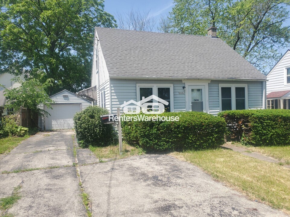 W169N9081 Goode Ave in Menomonee Falls, WI - Building Photo