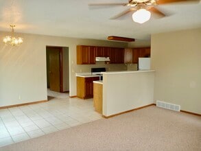 2216 Melanie Ln in Eau Claire, WI - Foto de edificio - Building Photo