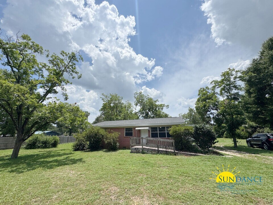 2052 Roberts Dr in Fort Walton Beach, FL - Building Photo