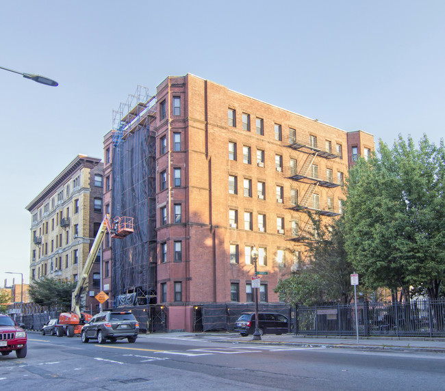 Lionhead Apartments in Boston, MA - Foto de edificio - Building Photo