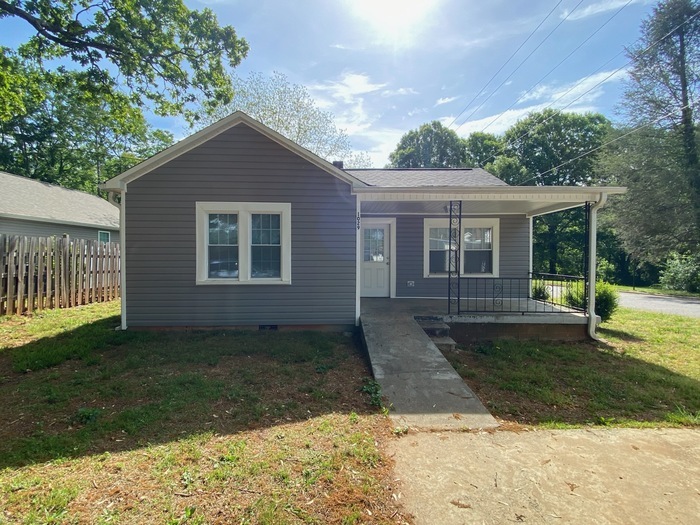 1029 Old Charlotte Rd in Statesville, NC - Building Photo