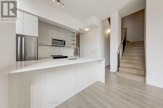 25-125 Holly St in Toronto, ON - Building Photo - Building Photo