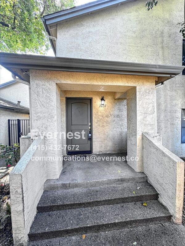 1631 Porter Way in Stockton, CA - Foto de edificio - Building Photo
