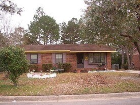 911 Jamestown Dr in Valdosta, GA - Building Photo