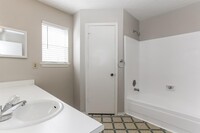 2311 W Greens Rd photo'