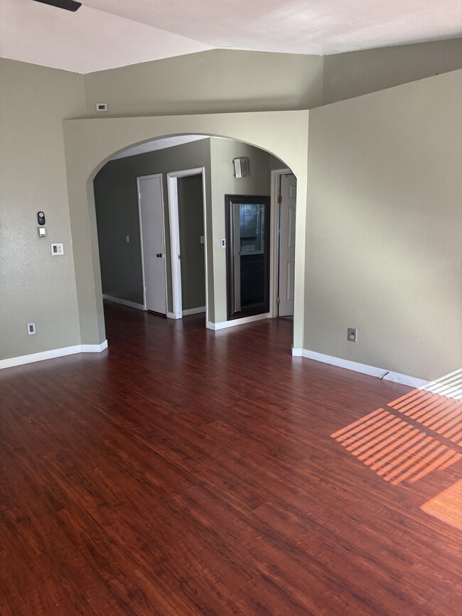 7025 Hannegan Rd in Lynden, WA - Building Photo - Building Photo