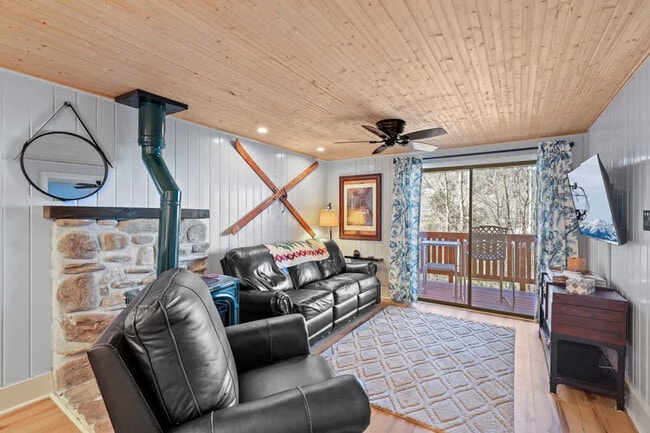 102 Skiview Ln