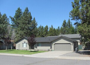 1636 SE Virginia Rd in Bend, OR - Foto de edificio - Building Photo