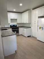 557 Maple Ave, Unit 2 in Cincinnati, OH - Building Photo