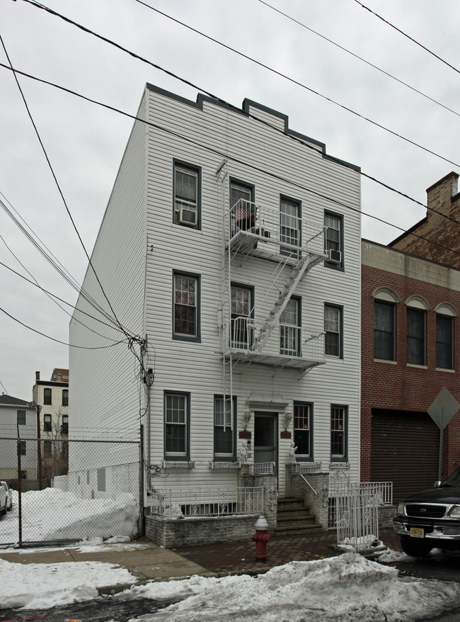 304 6th St in Jersey City, NJ - Building Photo - Building Photo