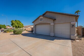 2033 N 110th Ave in Avondale, AZ - Building Photo - Building Photo