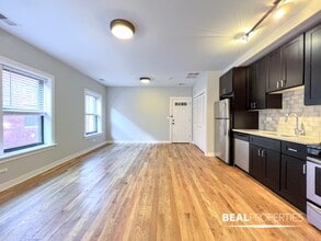 2203 W Eastwood Ave, Unit S in Chicago, IL - Foto de edificio - Building Photo