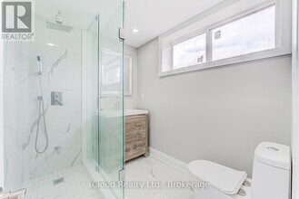 22 Decarie Cir in Toronto, ON - Building Photo - Building Photo