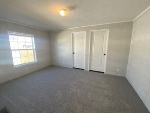 33 Lou Henry Ln in West Branch, IA - Building Photo - Building Photo