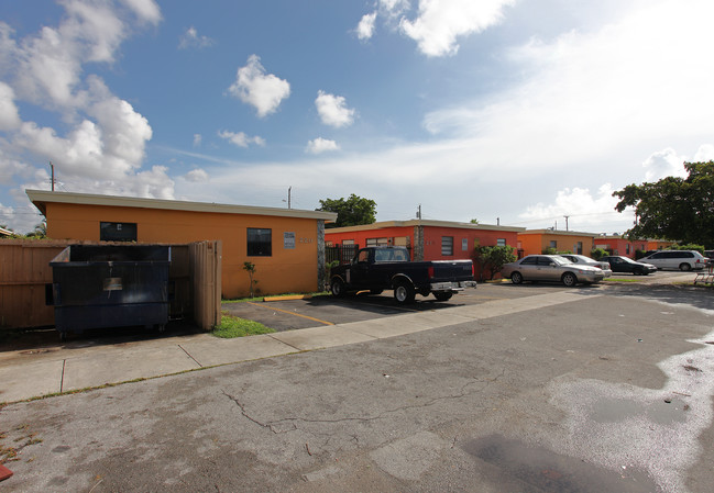 212-220 NW 3rd St in Hallandale Beach, FL - Building Photo - Building Photo