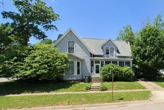 403 W 6th St in Cedar Falls, IA - Building Photo - Building Photo