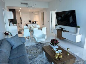 851 NE 1st Ave, Unit 1108 in Miami, FL - Building Photo - Building Photo