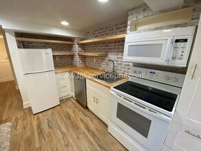 8008 Roosevelt Way NE in Seattle, WA - Building Photo - Building Photo