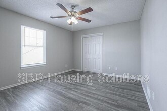 106 NE Dogwood St in Oak Grove, MO - Building Photo - Building Photo
