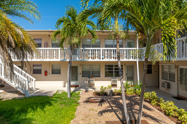 Mercantorya Apts Condominium in Lake Worth, FL - Foto de edificio - Building Photo