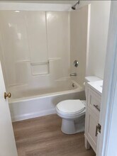 8 Regency Dr, Unit UnitB in Bourne, MA - Foto de edificio - Building Photo