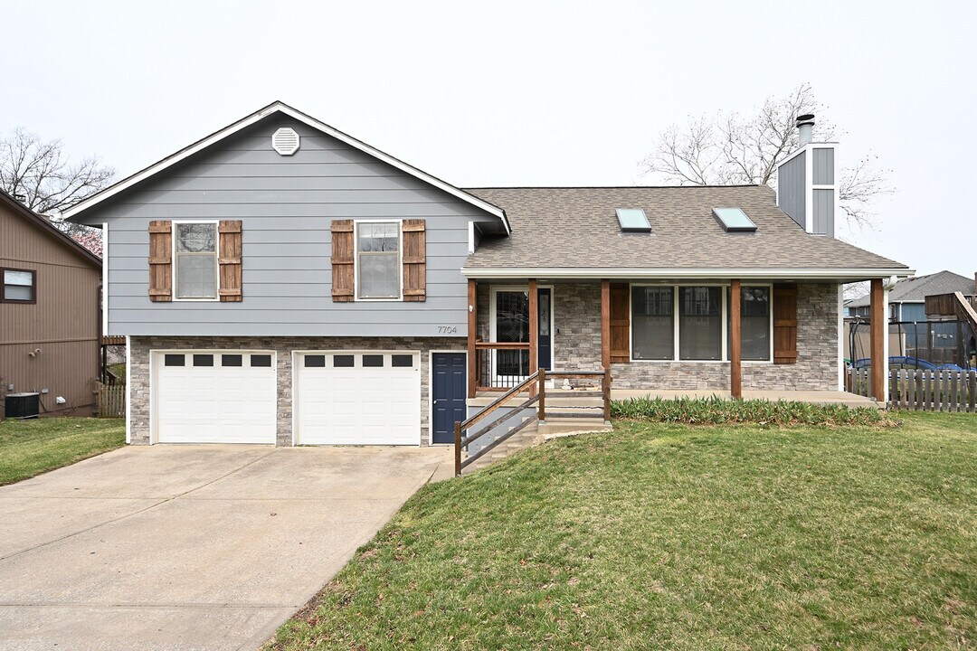 7704 NW 86th St in Kansas City, MO - Building Photo
