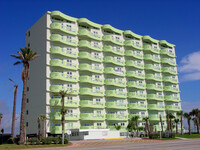 Ocean Grove Condominiums in Galveston, TX - Foto de edificio - Building Photo