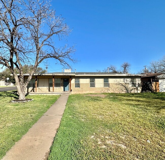 2420 W Ave L in San Angelo, TX - Foto de edificio - Building Photo
